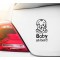 Baby im Auto, mit einer Flasche 