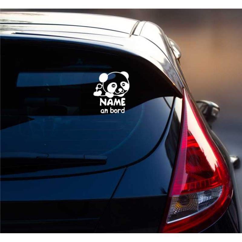 Baby im Auto mit Panda