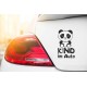 Kind im Auto und Panda