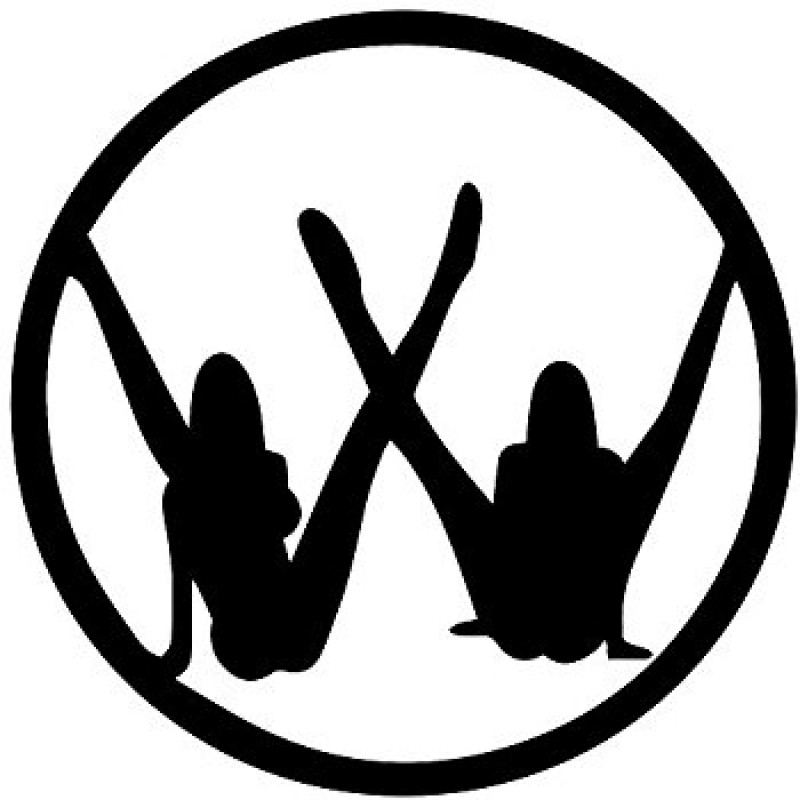 Mädchen mit hochgezogenen Beinen und VW